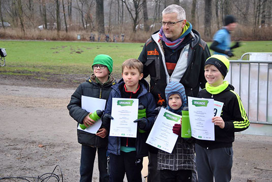 Auch kleine Kinder laufen mit beim 1. AOK-Winterlauf durch den Bremer Bürgerpark