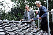 Übergabe des neuen Daches der Schlosser- und Malerwerkstatt an den Bürgerparkverein