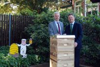 Übergabe des neuen Bienenstocks an den Bürgerparkverein durch den Umweltsenator der Stadt Bremen Joachim Lohse