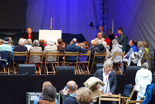 Wilhelm-Busch hautnah, Pago Balke bat das Publikum auf die Bühne. Wilhelm-Busch hautnah, Pago Balke bat das Publikum auf die Bühne.