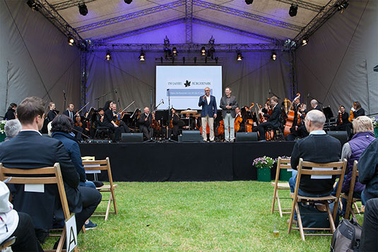 Joachim Linnemann und Dr. Carsten Sieling begrüßen die Konzertgäste. Joachim Linnemann und Dr. Carsten Sieling begrüßen die Konzertgäste.