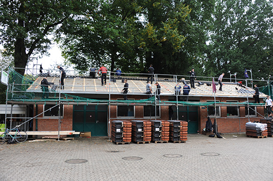 Lehrbaustelle auf dem Dach der Schlosser- und Malerwerkstatt auf dem Betriebshof des Bürgerparkvereins