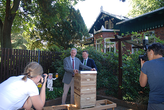 Pressetermin zur Übergabe des Bienenstocks an den Parkdirektor Tim Großmann