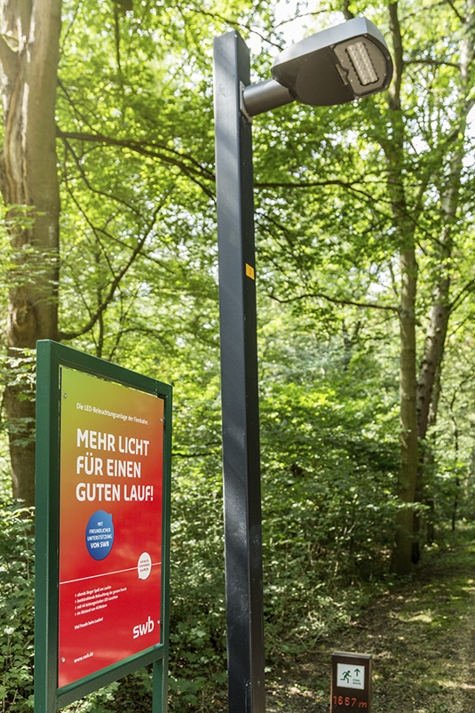 Die neue Beleuchtung der Finnbahn im Stadtwald, unterstützt durch die swb