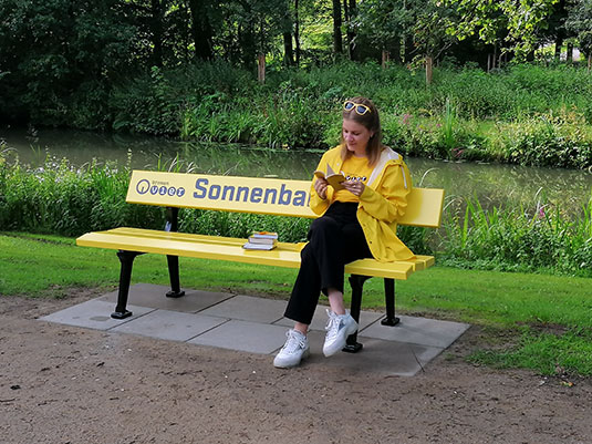Bremen Vier Redakteurin auf der Sonnenbank im Tiergehege des Bremer Bürgerparks Bremen Vier Redakteurin auf der Sonnenbank im Tiergehege des Bremer Bürgerparks